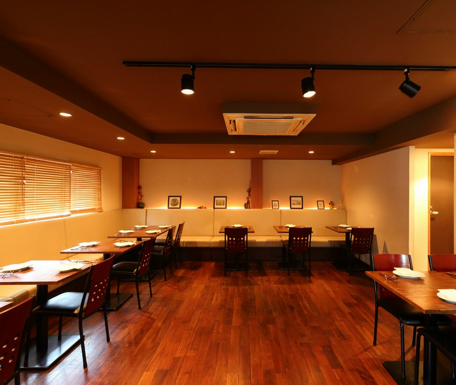 少人数から大人数まで対応可能な、ゆったりとした店内