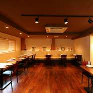 居心地の良い雰囲気も、お店の魅力のひとつ。コの字型で全体を見渡すことができる広々としたフロアは、各種パーティーなどにもおすすめです。美味しいワインと料理を楽しむ大人女子会などにいかがでしょう。