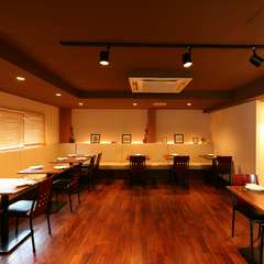 少人数から大人数まで対応可能な、ゆったりとした店内