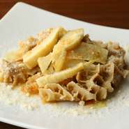 イタリアの定番料理「トリッパ」に、春は筍、夏はグリーンアスパラなど、季節の食材を合せます。丁寧な下ごしらえと、5、6時間かけじっくりと煮込む手間暇かけた逸品は、豊かなダシの旨味を含んだ至福のひと品です。