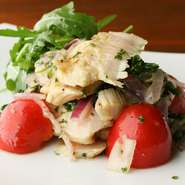 上ミノをタイム、セージ、ローズマリーなどのハーブとニンニク、EXバージンオイルでマリネ。爽やかなサラダ仕立てにしました。