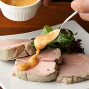 上質な入間三元ポークを、68℃～70℃の温度でゆっくりと茹でるので固くならず、とってもやわらかに。三元ポークの美味しさを満喫できる一皿です。