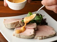 上質な入間三元ポークを、68℃～70℃の温度でゆっくりと茹でるので固くならず、とってもやわらかに。三元ポークの美味しさを満喫できる一皿です。