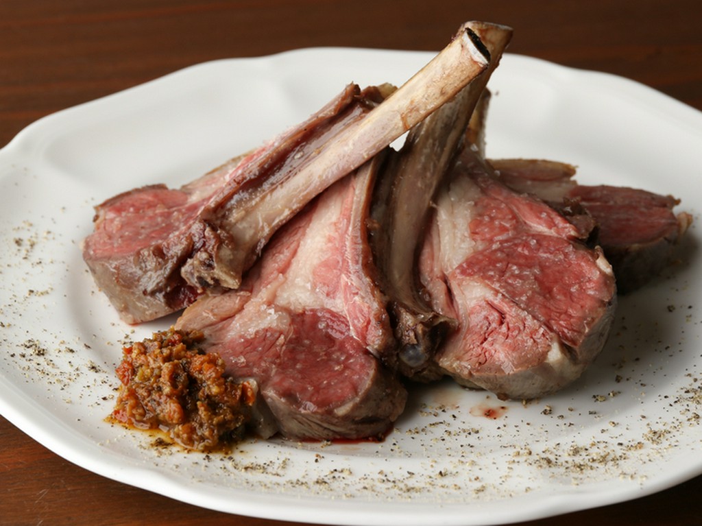 肉の旨味をたっぷりと楽しむ『骨付仔羊　背肉の一皿　二本リブ』　