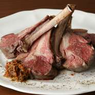 塊肉で焼き上げるからこその肉の旨みたっぷりのジューシーな逸品。オーダーをうけてから常温に戻し、ゆっくりと火入れをするため、テーブルサービスまで1時間程かかるシェフ渾身の一皿は、極上の味わいです。