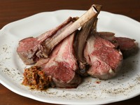 肉の旨味をたっぷりと楽しむ『骨付仔羊　背肉の一皿　二本リブ』　