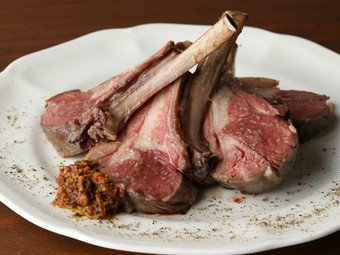 肉の旨味をたっぷりと楽しむ『骨付仔羊　背肉の一皿　二本リブ』　