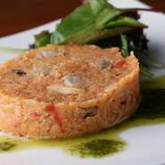 つなぐという意味を持つ「リエット」。あさりをワイン蒸しにして煮汁と身に分けて調理し、最後にパン粉でつないでいます。あさりの旨みたっぷり！　