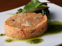 つなぐという意味を持つ「リエット」。あさりをワイン蒸しにして煮汁と身に分けて調理し、最後にパン粉でつないでいます。あさりの旨みたっぷり！　