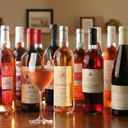 イタリア語、Rosato（バラ色の）との名を持つロゼワインを豊富にご用意。美しい色合いと、豊かな香り、そして料理との最高の組み合わせを楽しめます。