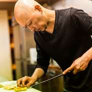 料理が上でもワインが下でもない、一対一の最高のコラボレーションを楽しんで頂けるよう日々工夫を重ねています。お客様と同じ目線で、自分自身が最高と思える料理とワインを提供する事を何よりも大切にしています。