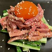 料理王国100選 優秀賞【田中農場】の卵を使用し、厳選した牛たんを2時間じっくり低温調理し、ユッケにしました！
朝の情報番組「めざましテレビ」に特集されるほどの１品。