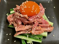【田中農場】の卵使用　金卵 牛タンユッケ