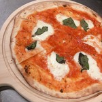 トルティーヤで作ったトマトソースとモッツァレラとバジルのおつまみピザです。