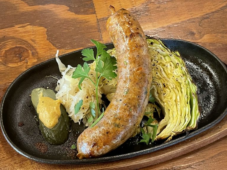 極粗ミンチの肉汁に心が躍る。店内で詰めた『名物　自家製超極太ソーセージ』＜テイクアウトOK＞
