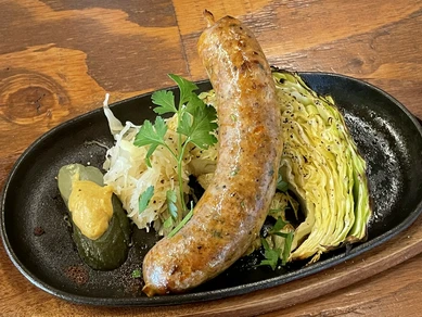 極粗ミンチの肉汁に心が躍る。店内で詰めた『名物　自家製超極太ソーセージ』＜テイクアウトOK＞