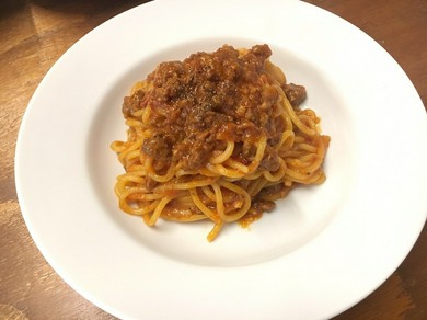 お皿からはみ出しそうな豪快さ。旬の素材の旨みが凝縮した『特大海老の濃厚トマトクリームパスタ』