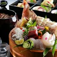 活きの良い旬の海鮮を昆布締めや皮目を炙った焼き霜造りなど、その魚に合った調理法でお仕立て致します。
