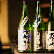料理人自ら酒屋に出向き、店主と会話をしながら“良い酒”を仕入れています。その日により、日本酒の顔ぶれは様々。時には「幻の酒」と呼ばれるほど珍しいものも入るので、足を運ぶ度に新たな出会いに期待できます。