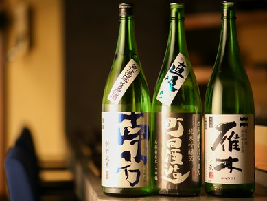 寿司に合う日本酒が豊富。仕入れにより「幻の酒」も楽しめる