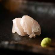 「幻の魚」とも呼ばれる、九州産の天然クエを握りでいただきます。透き通るような白身とプリプリとした歯ごたえを楽しめる逸品です。