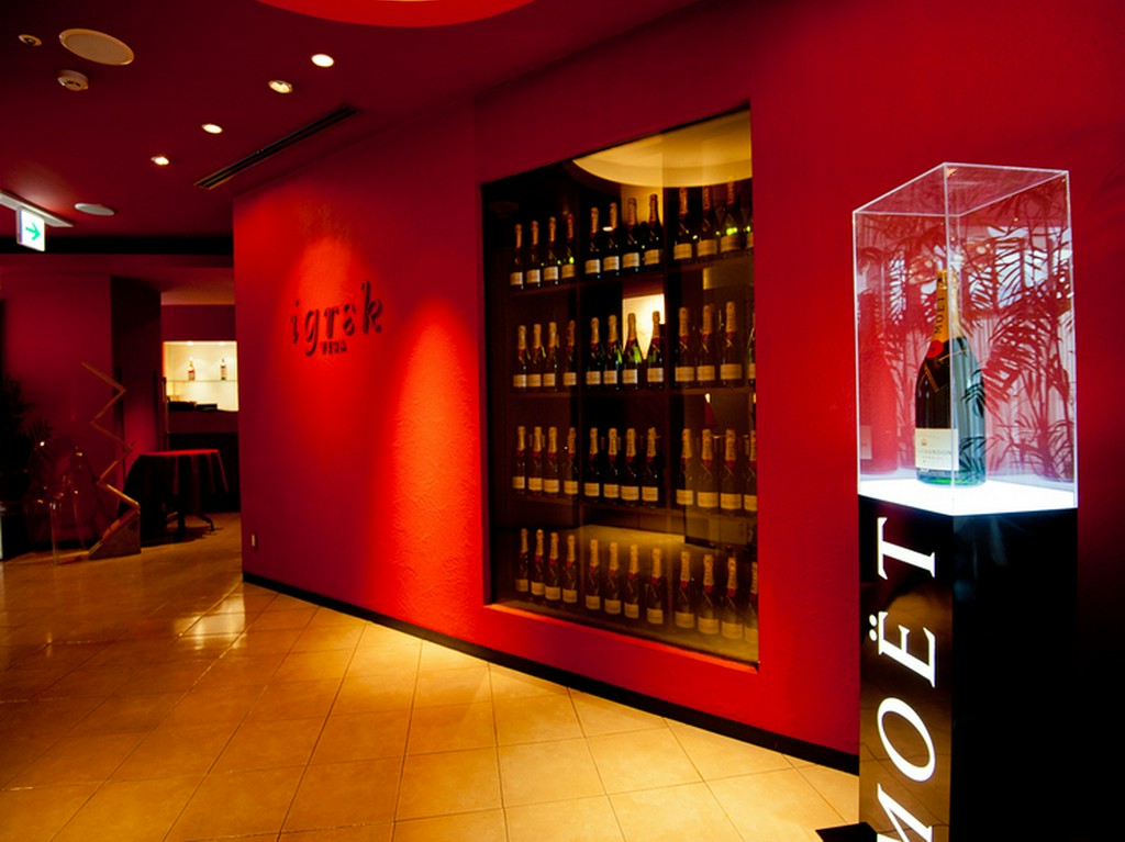 深紅に染められた天井や壁が印象的な、モード感が漂うインテリア