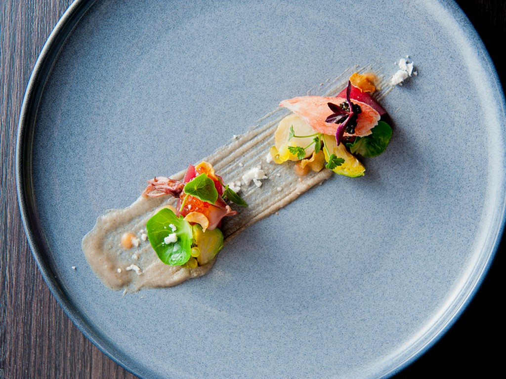 旬の魚介と野菜のマリアージュが美しい『新鮮魚介のサラダ　菊芋のバリエーション』