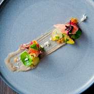 旬の魚介と野菜のマリアージュが美しい『新鮮魚介のサラダ　菊芋のバリエーション』