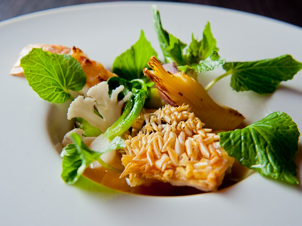 柔らかな鱗が衣がわり。ふっくらとした身の美味しさに出合える『甘鯛のポワレと季節の野菜　お魚のスープ』