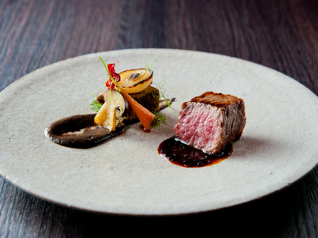 トリュフの素晴らしい香りを纏い、しっかりとした和牛を味わう『黒毛和牛ロースト　トリュフ風味のソース』