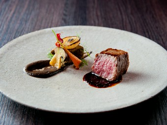 トリュフの素晴らしい香りを纏い、しっかりとした和牛を味わう『黒毛和牛ロースト　トリュフ風味のソース』