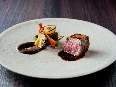 トリュフの素晴らしい香りを纏い、しっかりとした和牛を味わう『黒毛和牛ロースト　トリュフ風味のソース』