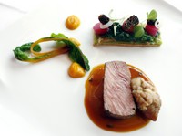 ・アミューズ
・季節の魚介とお野菜の前菜
・お魚料理
・お肉料理（お選びお頂けます）
・デザート
・コーヒーまたは紅茶
・パン