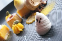・季節の一品
・ズワイガニとトマトのサラダ
・季節のスープ
・オマール海老とお魚のカルタファタ包み
・黒毛和牛のロースト トリュフソース
・白桃とアーモンドのアイス ピーチメルバ仕立て
・コーヒー
・パン