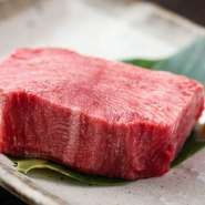 こだわりの極上肉だからこそ、肉の旨味が詰まった赤身を厚切りで楽しめます。さっぱりとした赤身は年配の方や女性にも人気で種類豊富に取り揃えています。