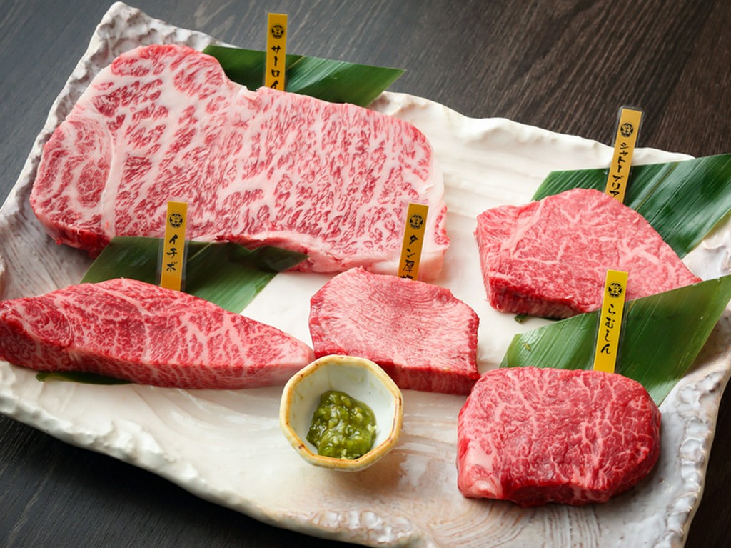 様々な部位を一皿で楽しめる『極みスペシャルステーキ盛』