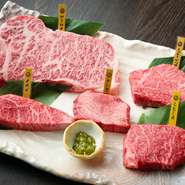 厚切りステーキにこだわり、ステーキハウスで味わえる極上の色々な部位をお楽しみいただけます。サーロイン、ヘレ、極厚タンを組み込んだ自慢の一品。