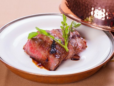 上質な牛肉の旨みを堪能できる『神戸牛の網焼き』（単品でのご注文は不可）