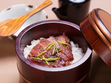 特製だれが神戸牛の旨みと相まって、よりお肉の美味しさが際立つ『神戸牛ひつまぶし』
