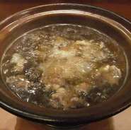 美味しさに加え、古くから滋養強壮の薬として珍重されてきたすっぽん。アミノ酸やビタミン、不飽和脂肪酸を豊富に含んでいます。また美容効果の期待できるコラーゲンも摂れて、女性にも嬉しい食材です。