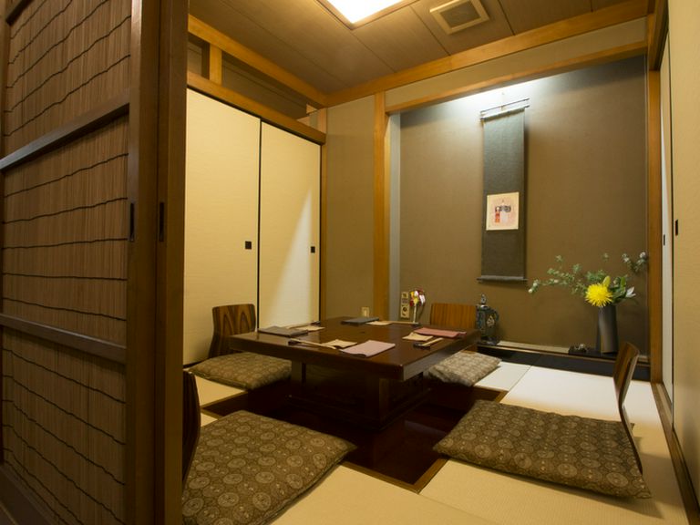 格式ある座敷で贅沢な料理をふるまう、ワンランク上の接待