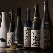 お店では、季節の食材に合わせた日本酒を豊富に取り揃えています。各地の日本酒の中には希少な限定酒も。飲み比べができる利き酒コースもあり、コース料理には5名以上で飲み放題を付けることもできます。