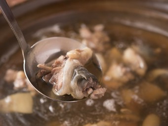 すっぽんの旨みを余すところなく味わえる！　濃厚なスープが絶品の『丸鍋』