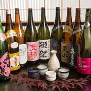 厳選した地酒は7種類を常備。福岡県や佐賀県の地酒は地元の方のみならず、出張で訪れたビジネスマンにも好評。名酒の純米大吟醸や時期により“幻の酒”が入ることも。ダシの利いたもつ鍋とお酒に酔いしれられます。