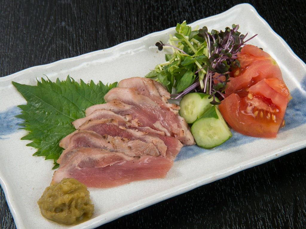 鮮度が命。柚子胡椒をつけてさっぱりいただく、朝ジメの『地鶏のタタキ（モモ肉）』