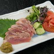 丹精込めて育てられた新鮮な地鶏のモモ肉を使用。程よい弾力と香ばしい炙りの香りにお酒が進みます。ピリリとした柚子胡椒と自家製ポン酢でいただくその味は、濃厚な口どけの『もつ鍋』のお供にピッタリです。
