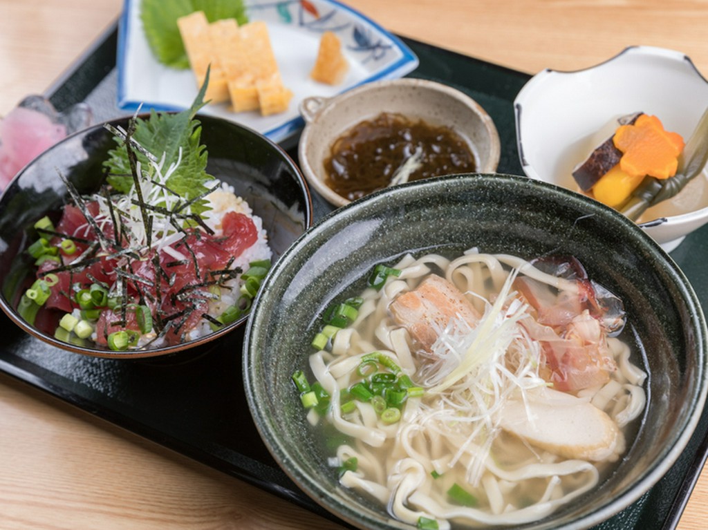 家族の繋がりを大切にするからこそ食事も席を囲んで賑やかに