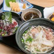 「田舎のおばぁちゃん家に来たみたい」そんな和みの店内は、ファミリーに嬉しいお座敷席と、寛ぎの掘りごたつ席あり。お子様そばや季節の食材を使ったセットメニューも充実していて、ご家族みんなで楽しめます。