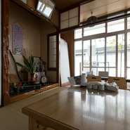 日当たりの良いカウンター席は、二人の時間をさらに楽しくさせること間違いなし。店内に飾ってある三線は気軽に触ることもできます。三線を片手に二人の思い出の写真など撮影してみては。