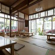 木の温かみを感じる造りと懐かしさ漂う設えは、お友達とのお食事会に丁度良し。店主こだわりの限定メニューを争奪しつつ、泡盛、オリオンビールを傾けて、笑って泣いて語り合うランチタイムはいかがでしょうか。